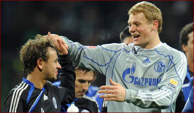 紧随其后 紧随其后